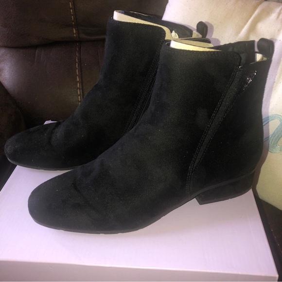 Easy spirit sz 8 M.  Black suede. In box with packaging materials.  Dalisia2 - Picture 7 of 13